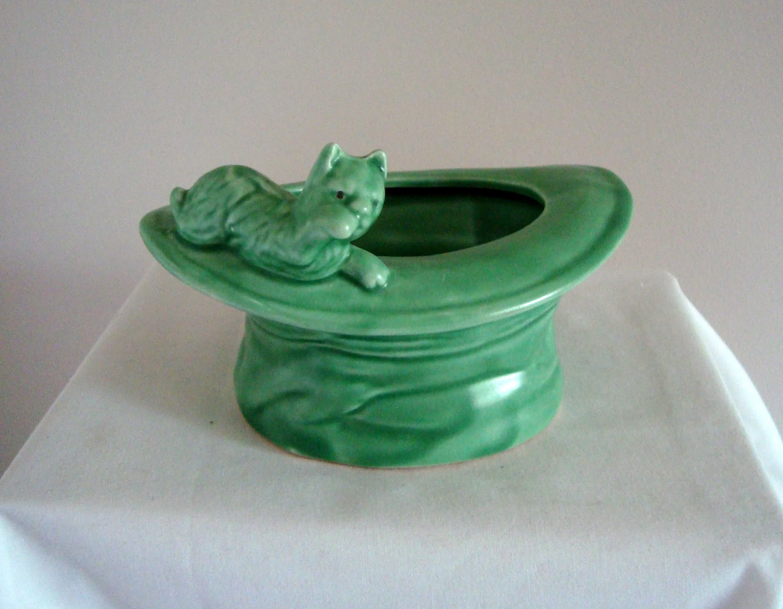 1930s SylvaC Model 165 'Cat On Top Hat' Posy Vase