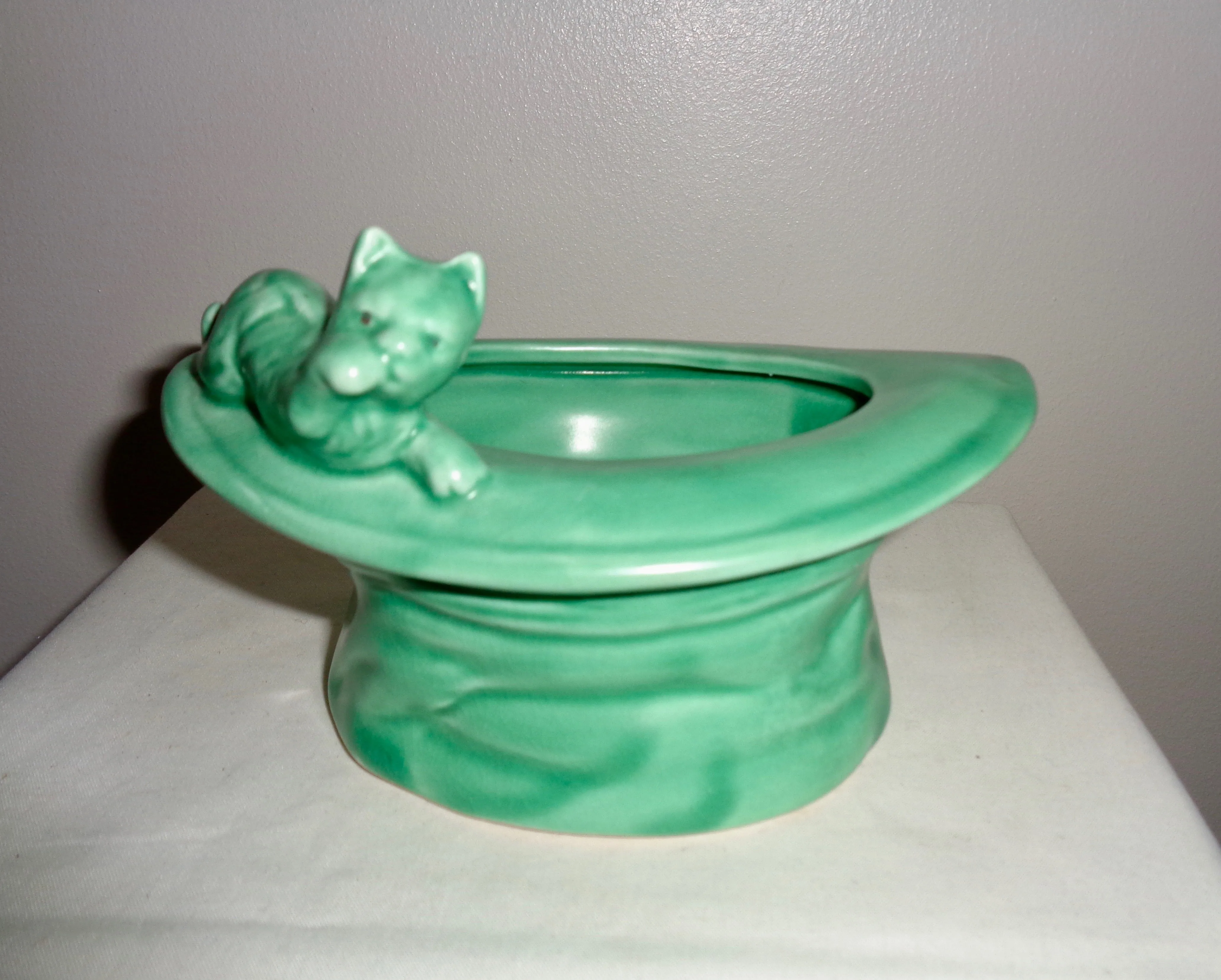 1930s SylvaC Model 165 'Cat On Top Hat' Posy Vase