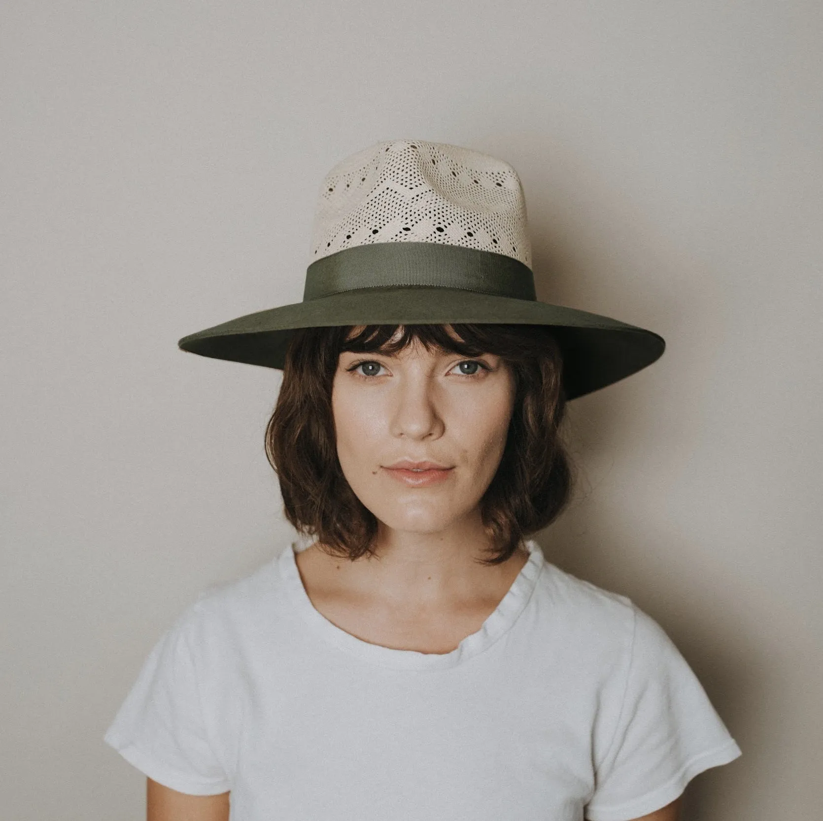 Freya - Cedar Hat in Natural Straw/Olive Felt