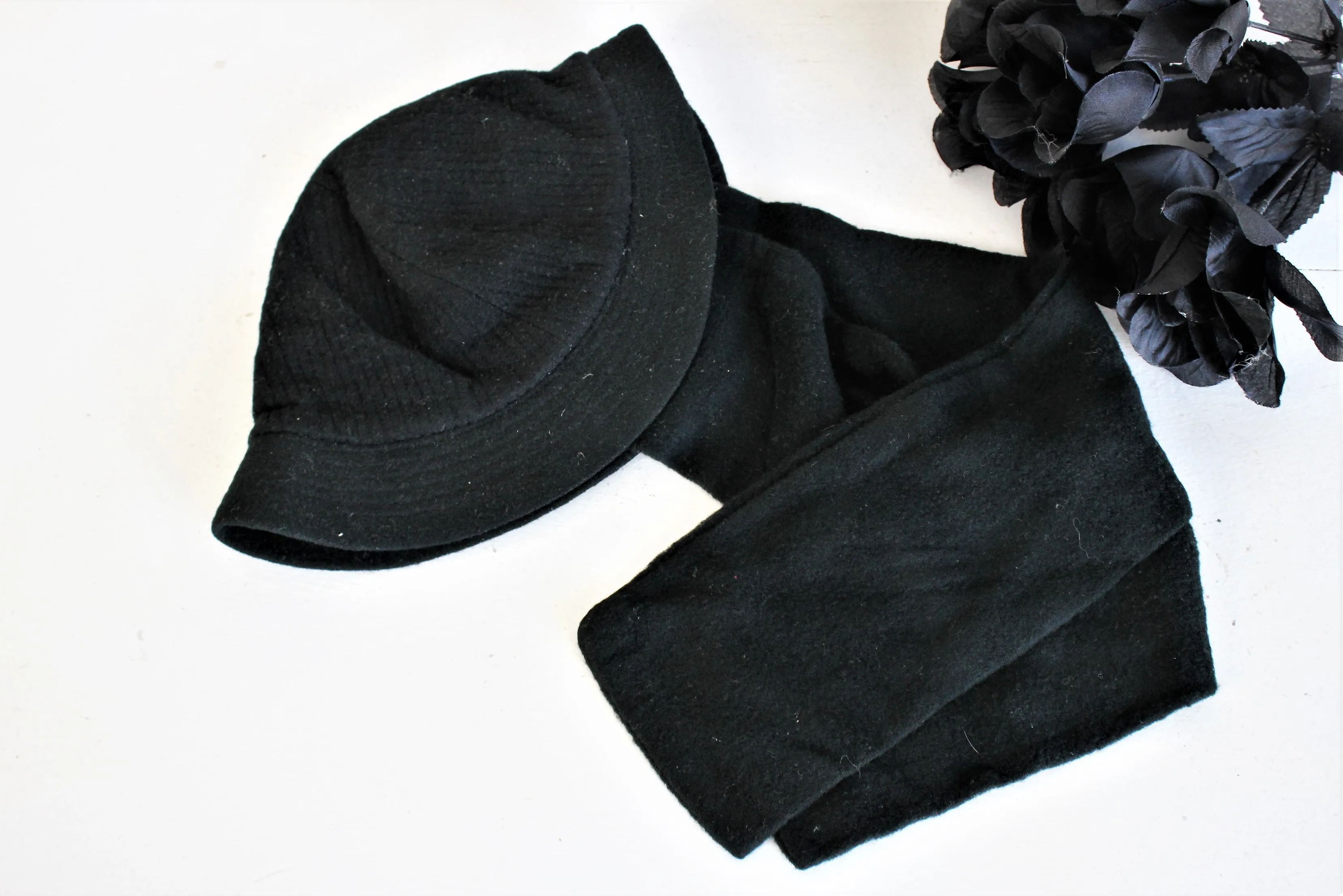 Vintage 1950s Black Felt Hat