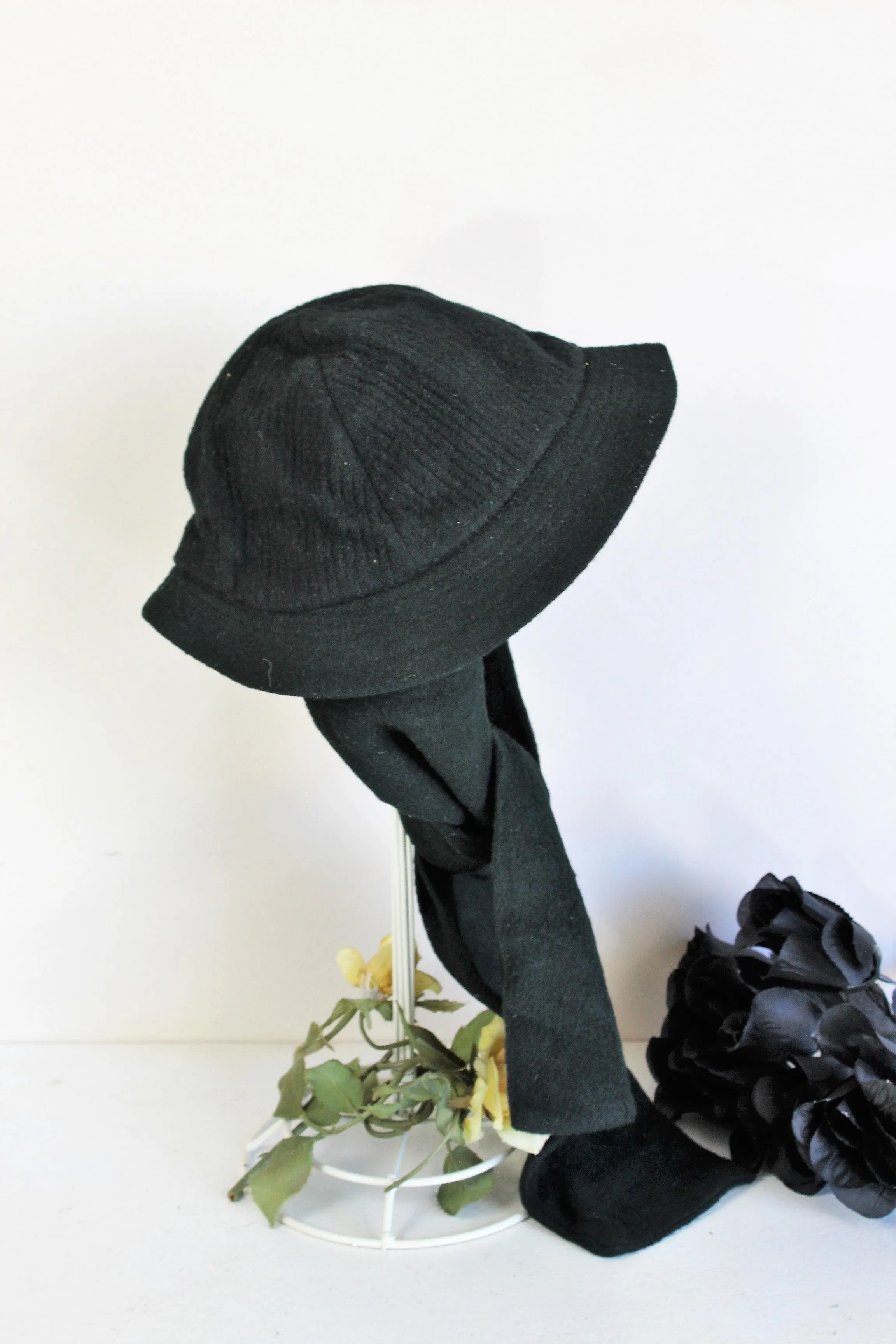 Vintage 1950s Black Felt Hat